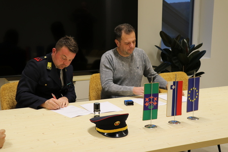 Podpis pogodbe za nakup novega gasilskega vozila PGD Dolenci