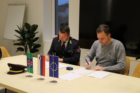 Podpis pogodbe za nakup novega gasilskega vozila PGD Dolenci